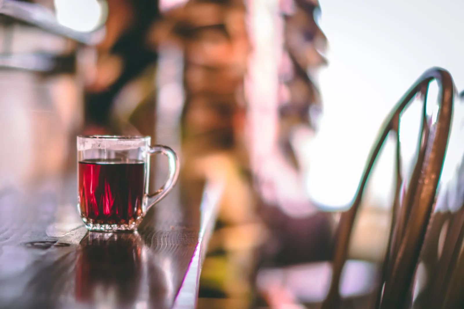 Verre de thé noir à la couleur cuivrée posé sur une table