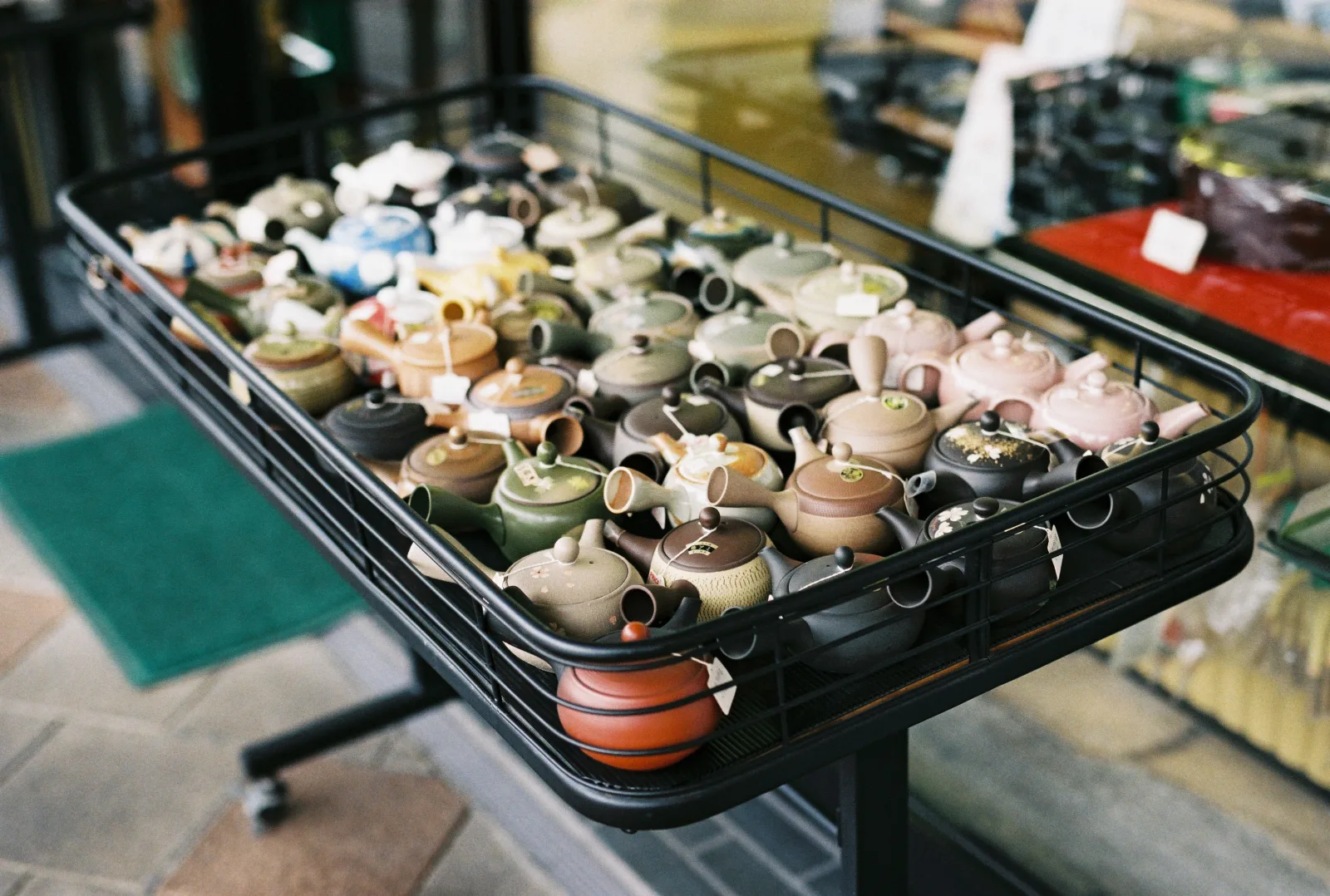 Étal de théières japonaises kyusu en terre cuite dans une boutique de thé au Japon