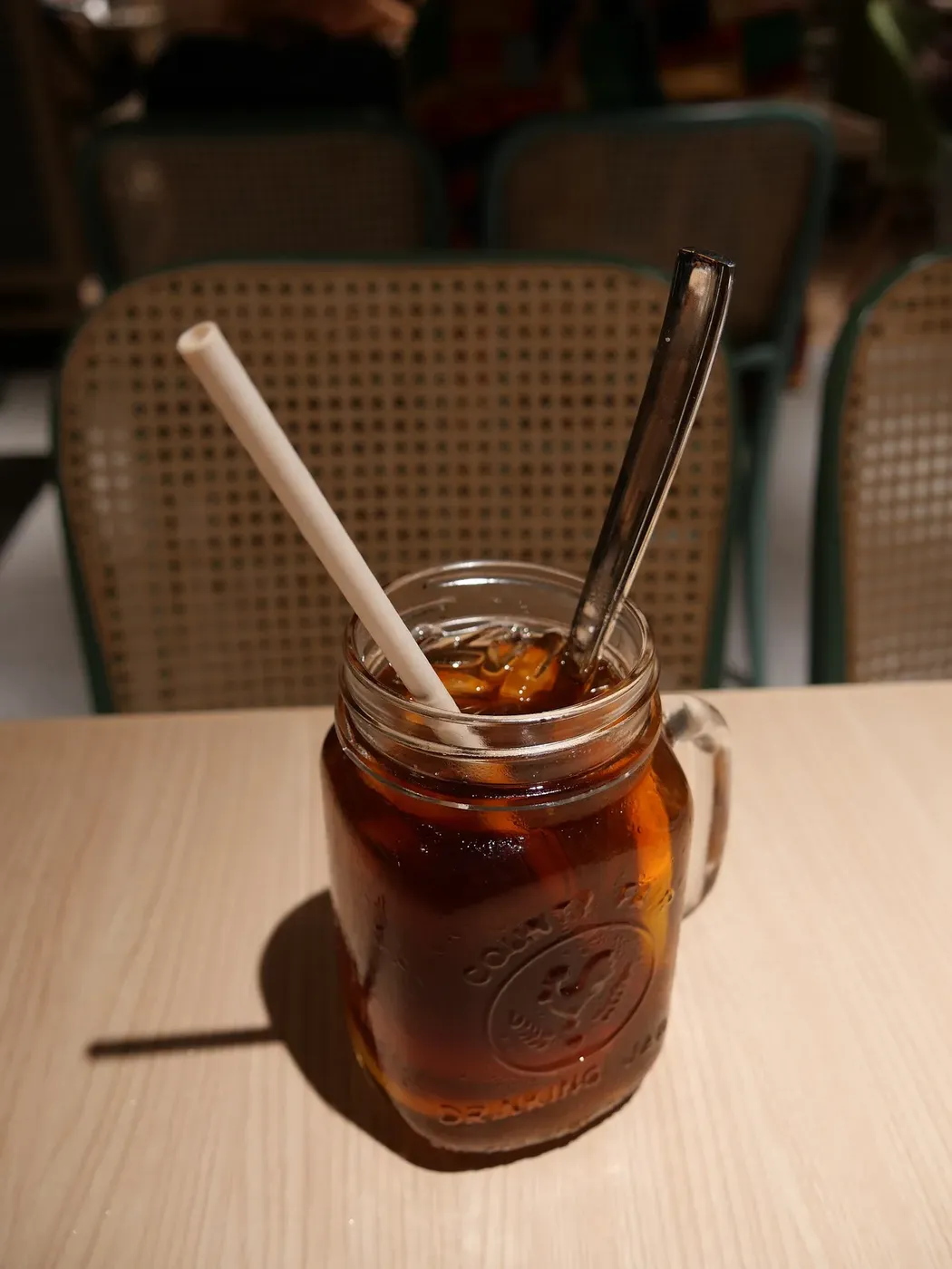 Verre de thé glacé au citron avec des glaçons et une paille