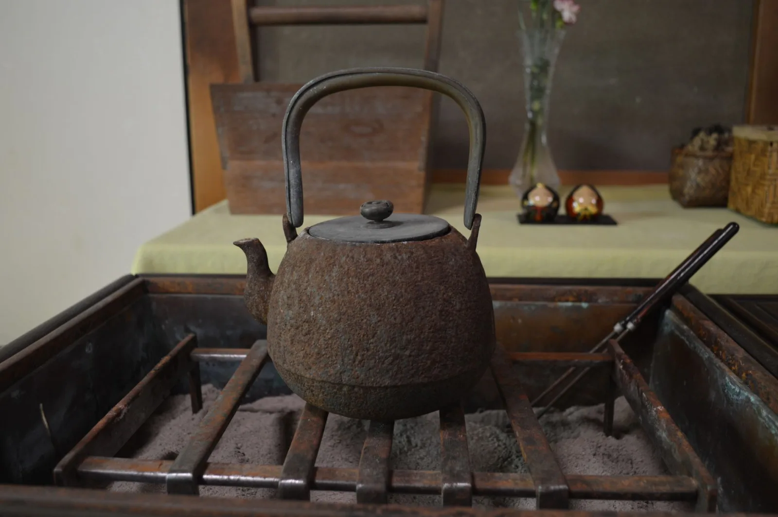 Bouilloire en fonte japonaise posée sur un foyer traditionnel